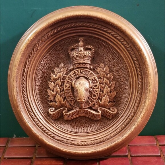 Vintage 1979 Royal Canadian Mounted Police RCMP Walnut Wood Wall Plaque 8.5" Dia - Picture 1 of 3